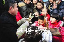 金蛇闹春从同学会现场开始,同学会现场欢乐无限，重温青春岁月