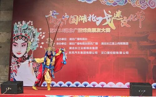 金蛇闹春从同学会现场开始,同学会现场欢乐无限,重温青春岁月